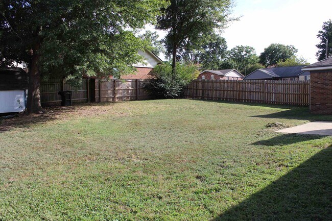 Building Photo - 3100 Mary Elizabeth Dr