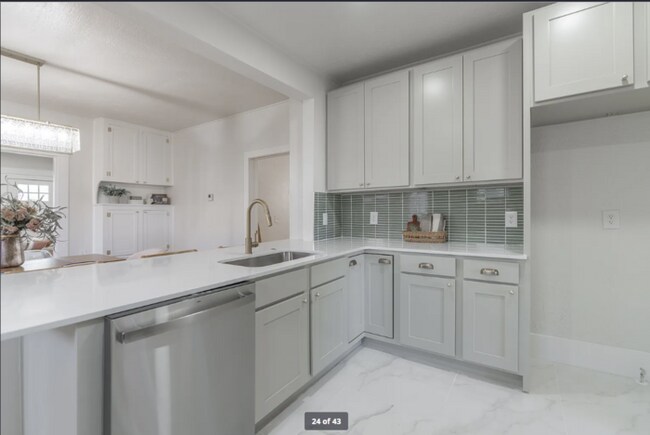 Building Photo - 4 Bed 3 Bath in Uptown OKC