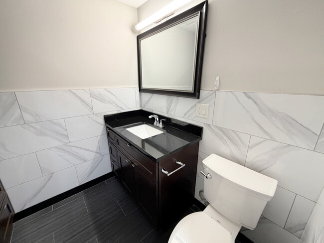 Building Photo - 2700 N Ridgeway Ave