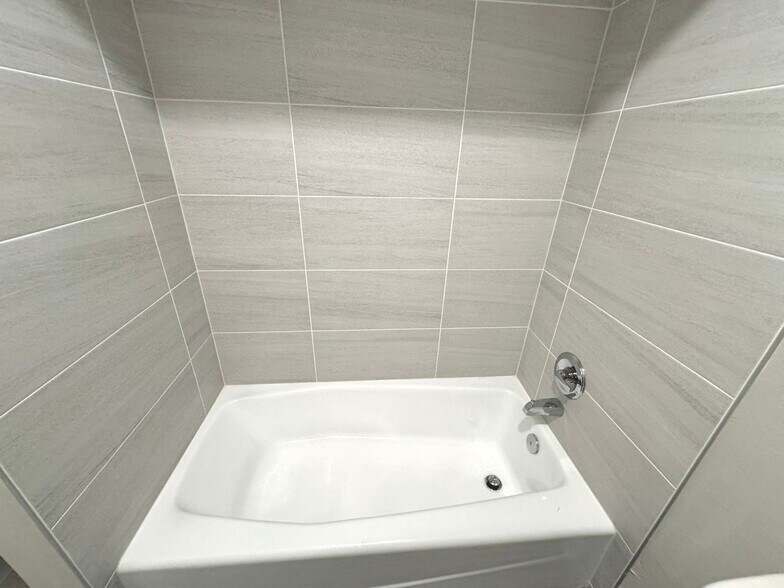 Building Photo - 6054 Amberly Ct