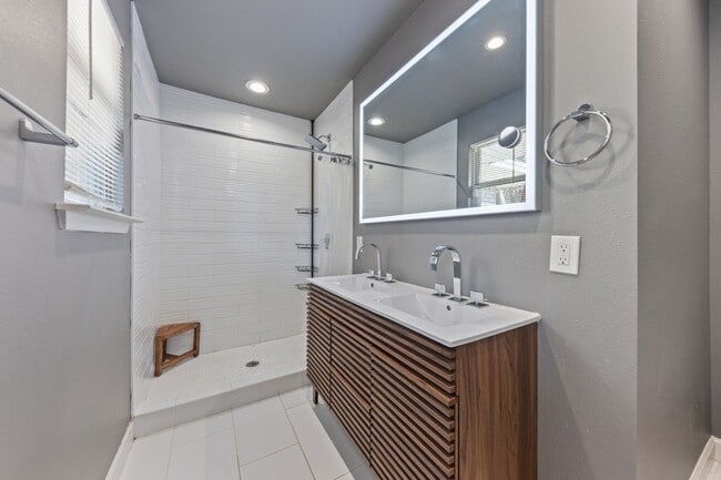 Building Photo - 8053 Claremont Dr