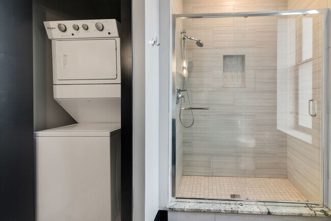 Building Photo - 6 E Downer Pl