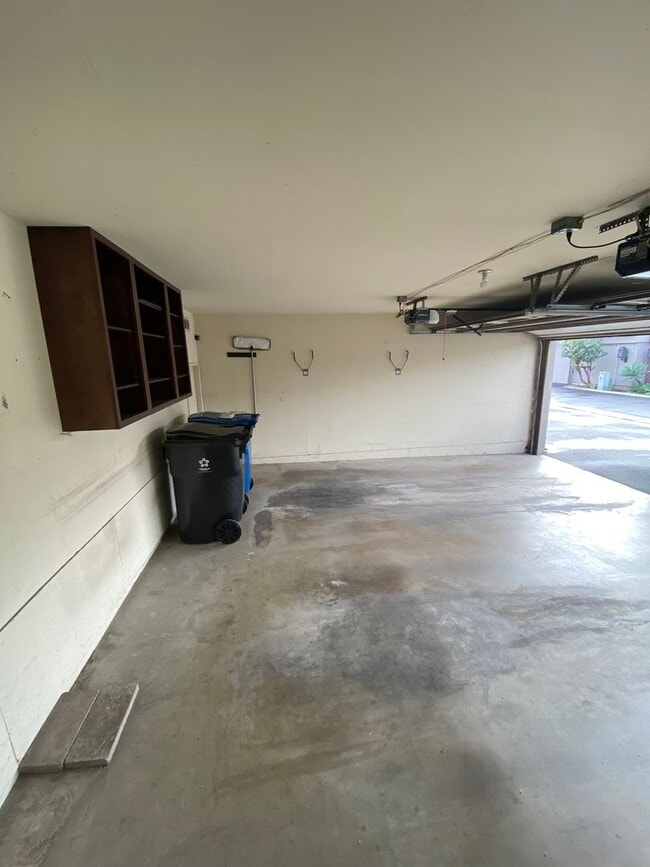 Building Photo - Beautiful 3 bed, 2 bath Townhome close to USD and Mission Valley!