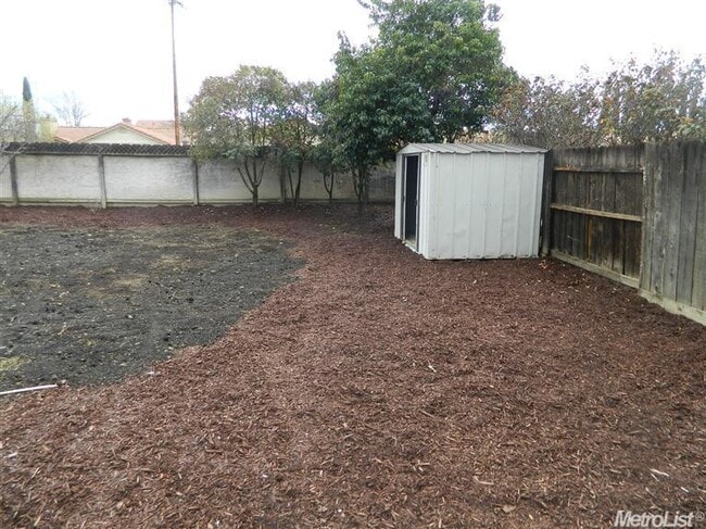 Building Photo - Huge 3 Bedroom 2.5 Bath Corner Lot Home fo...