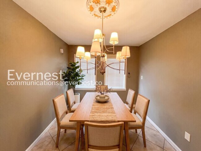 Building Photo - 5 Bed/4 Bath Home with Fenced Yard / Available Now!