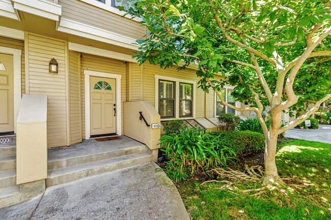 Building Photo - Two Primary Suites w/ Bonus Room l Prime L...