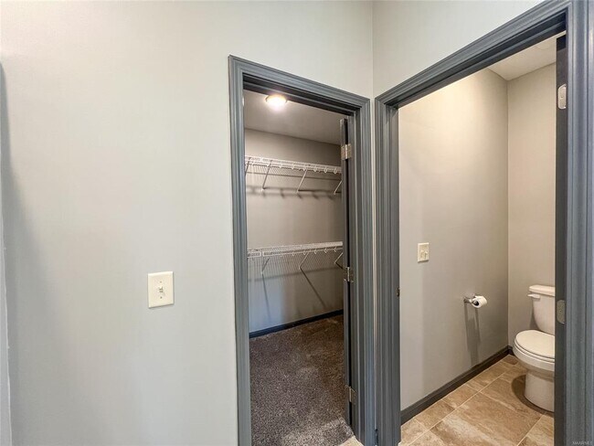 Building Photo - 583 Sunset Dr