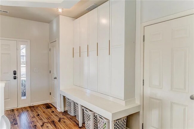 Building Photo - 160 Renford Rd