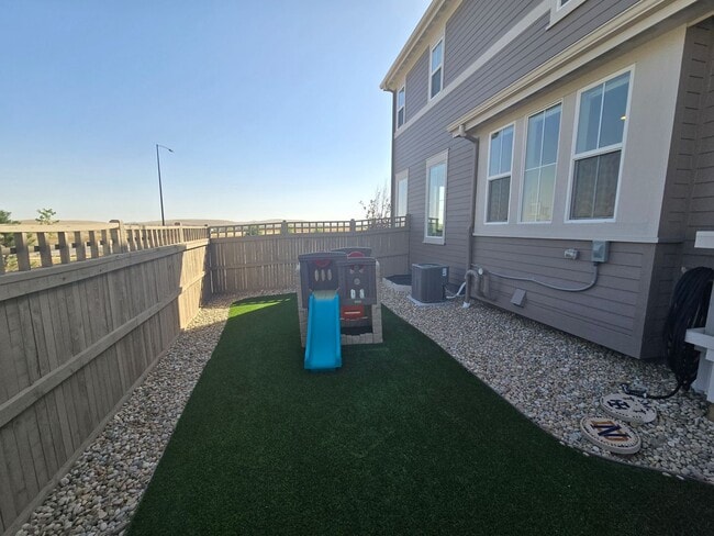 Building Photo - Spacious 4B/3B Available Early April!