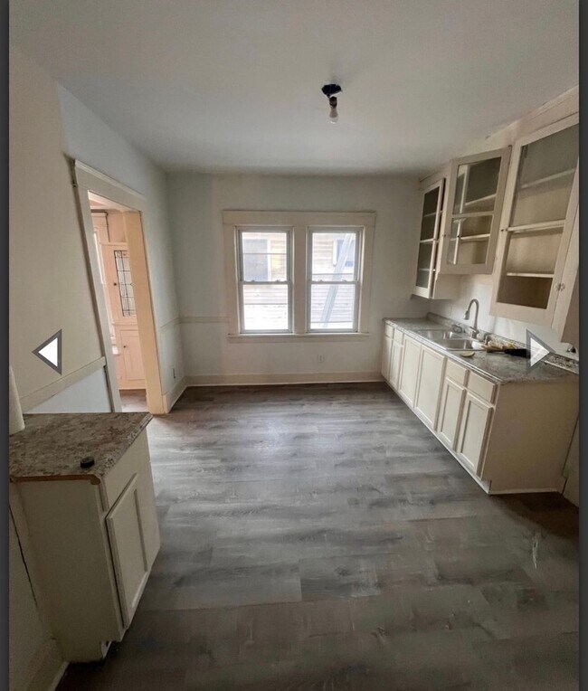 Building Photo - 9509 Parkview Ave
