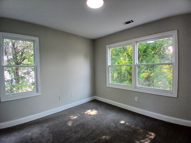Building Photo - Amazing 3 Bedroom 2.5 Bath! Intown Living at a Price Below Market Off Street Parking