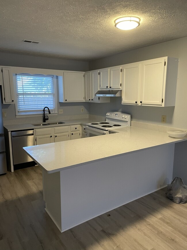 Building Photo - 415 10th Ave S