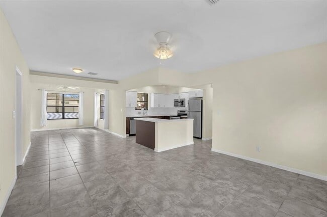 Building Photo - 2221 SW 67th Ave