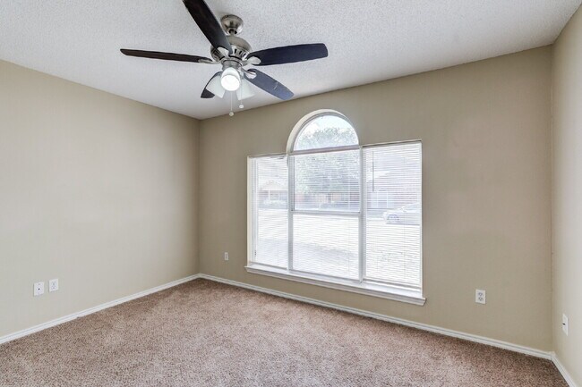 Building Photo - Conveniently located 2/2/2 with basement!!