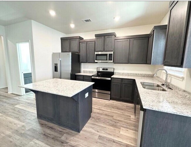 Building Photo - 4223 W Santa Fe St