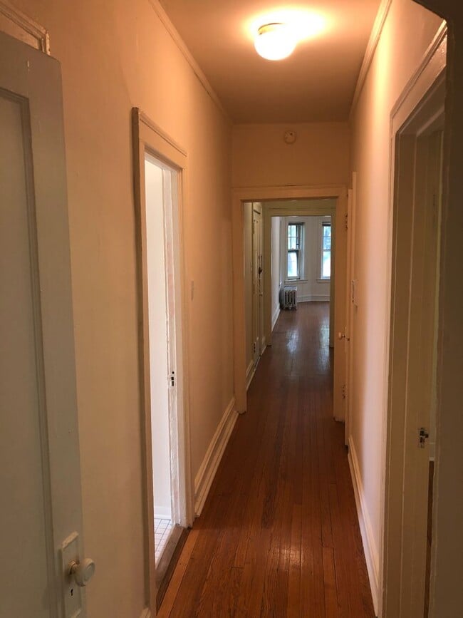 Building Photo - Lincoln Square 2 Bedroom