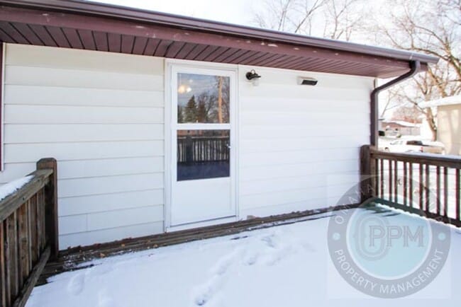 Building Photo - Spacious 3Bed/ 1Bath Home