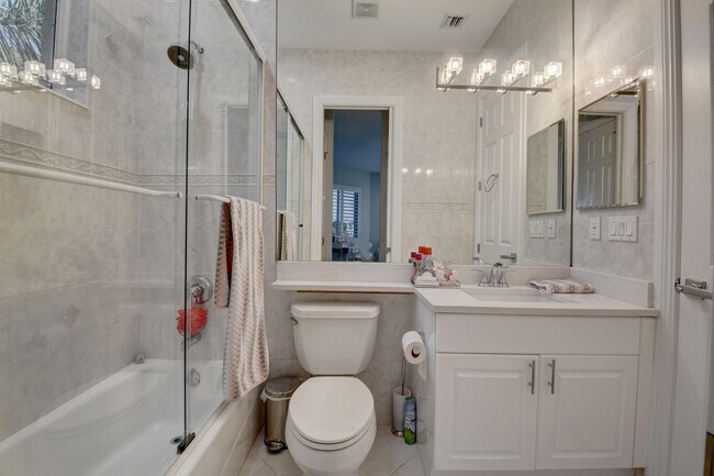 Building Photo - 921 Osceola Dr