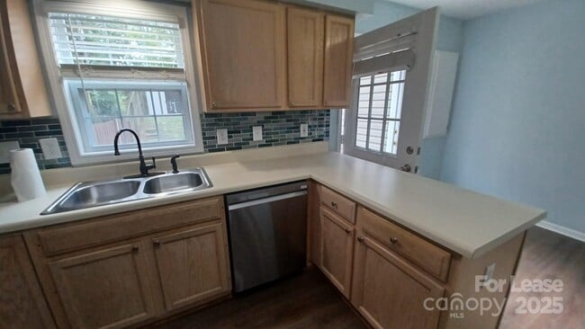 Building Photo - 1505 Flintwood Dr