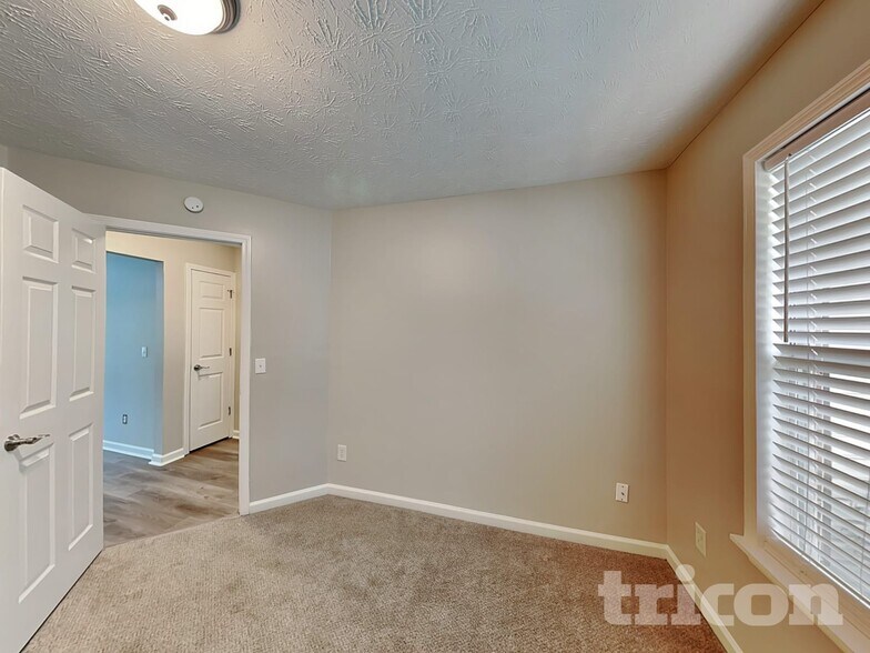 Building Photo - 530 Mackinaw Dr