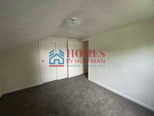 Building Photo - Three Bedroom House | Detached Garage
