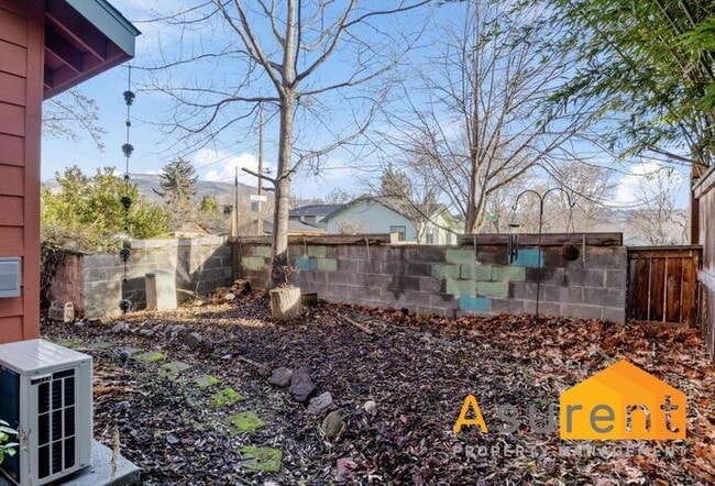 Building Photo - $500 off First Months Rent! Stylish Ashland One Bedroom Townhouse with Private Patio and Radiant ...