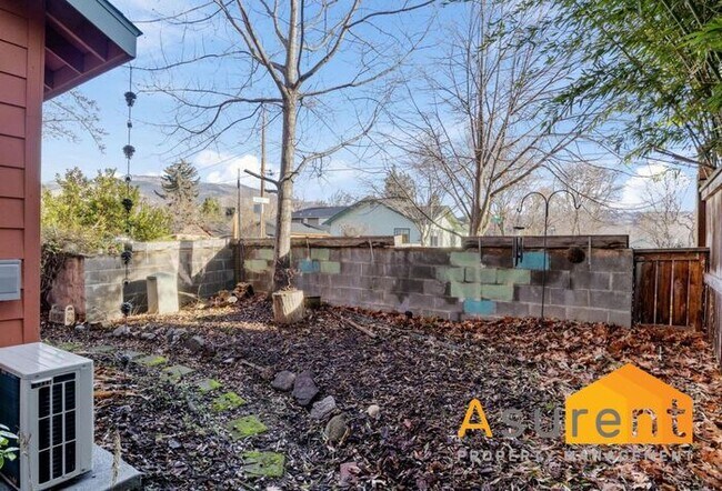 Building Photo - Stylish Ashland One Bedroom Townhouse with Private Patio and Radiant Heated Floors