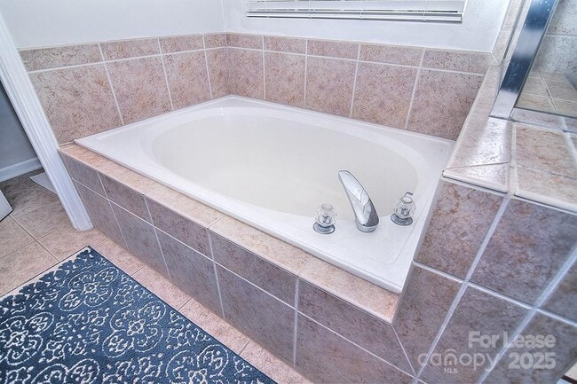 Building Photo - 1116 Sarandon Dr