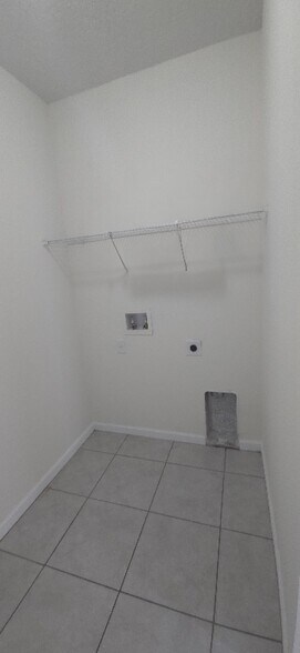 Building Photo - 5631 Western Sun Dr