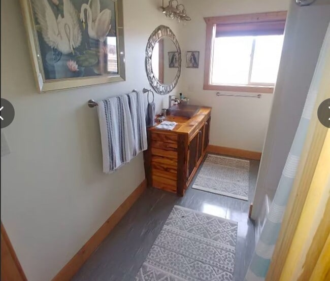 Building Photo - Fully Furnished Western Apartment Near Columbus
