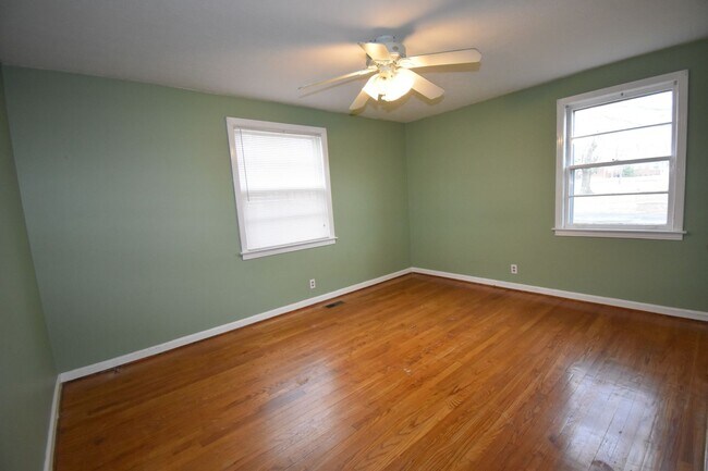 Building Photo - 3 Bedroom Home For Rent Near Madison Street!