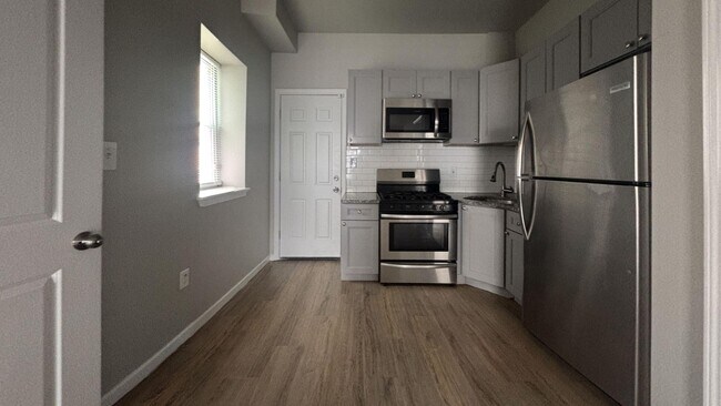 Building Photo - Modern Philadelphia Gem with Exposed Brick & Washer/Dryer
