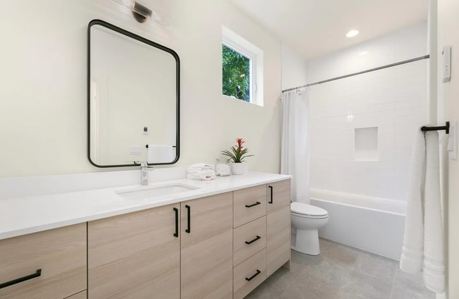 Building Photo - Modern & Tranquil Townhome in Seattle's Central District City Views, Rooftop Deck & Prime Locatio...