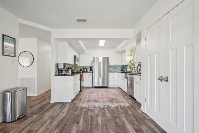 Building Photo - 730 Vanguard St