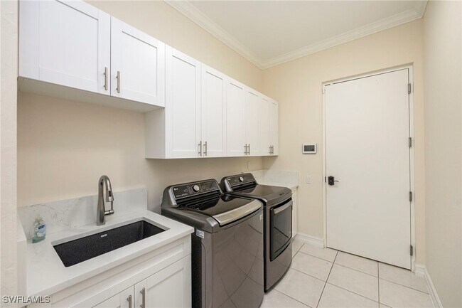 Building Photo - 5025 Maxwell Cir