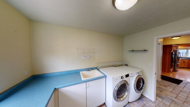 Building Photo - 1301 Center St