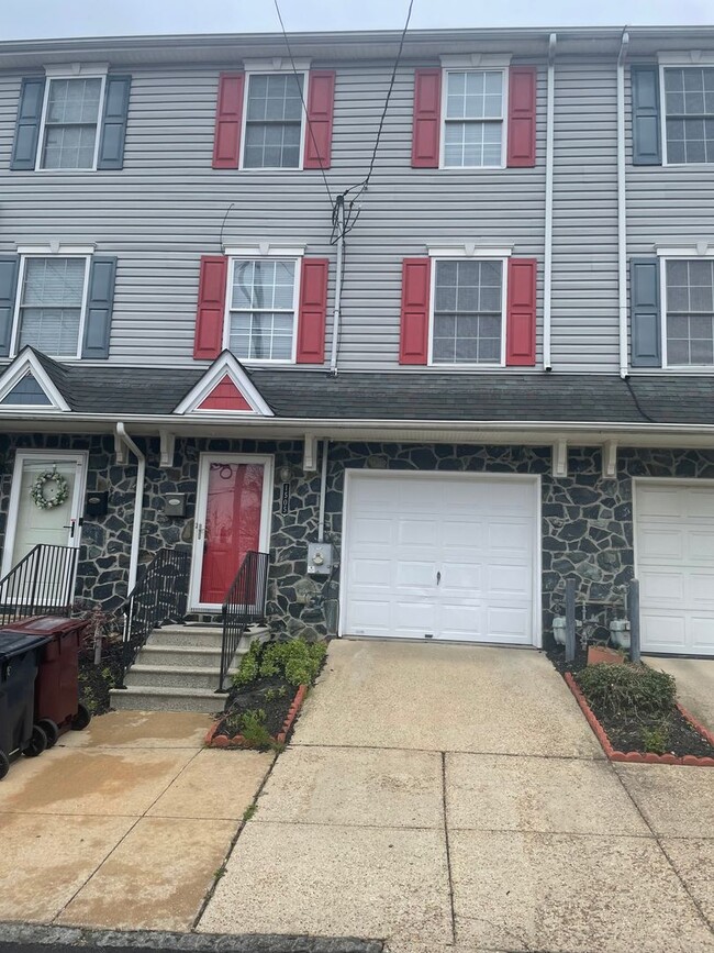 Building Photo - Townhome in Wilmington