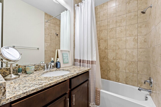 Building Photo - 16280 Oakview Dr