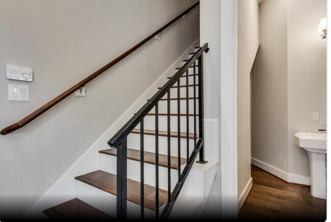 Building Photo - 3514 Bastrop St