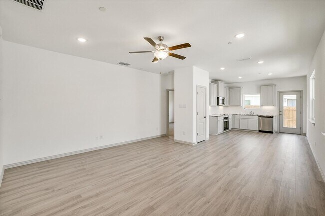 Building Photo - Luxury living in this stunning 4 bedroom, 3 bath home