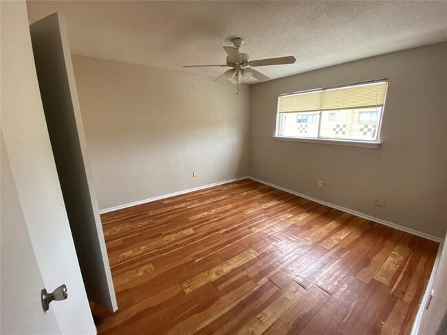 Building Photo - 5610 Royal Palms St