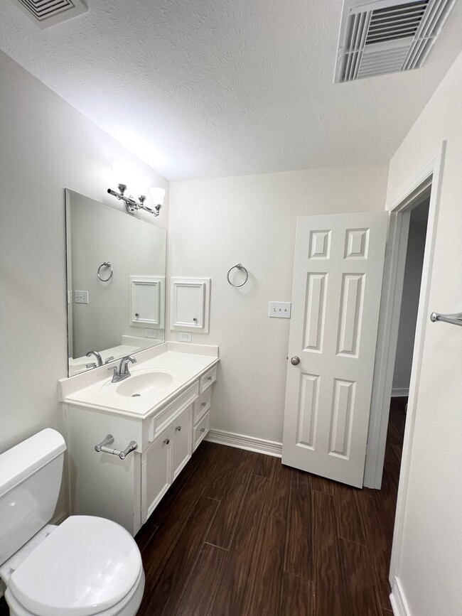 Building Photo - Stunning 4/3/2 Townhome in the Museum District !!!