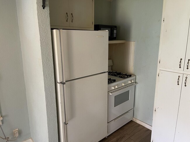 Building Photo - 907 Sunset Terrace