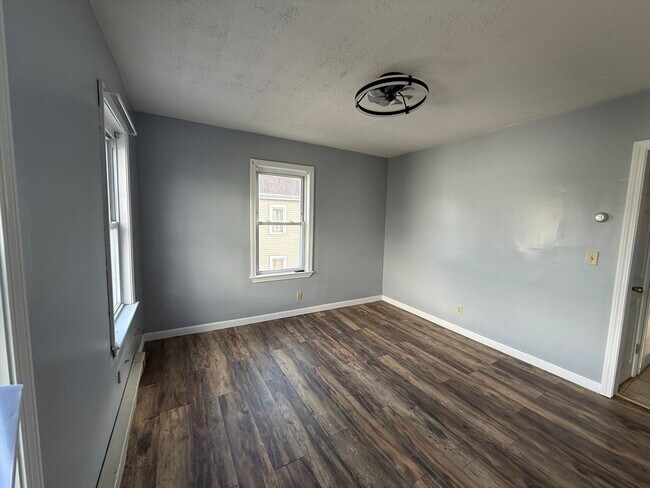 Building Photo - 18 Meadow St