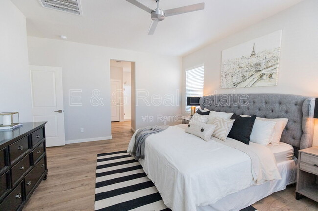 Building Photo - 3726 E Flower St