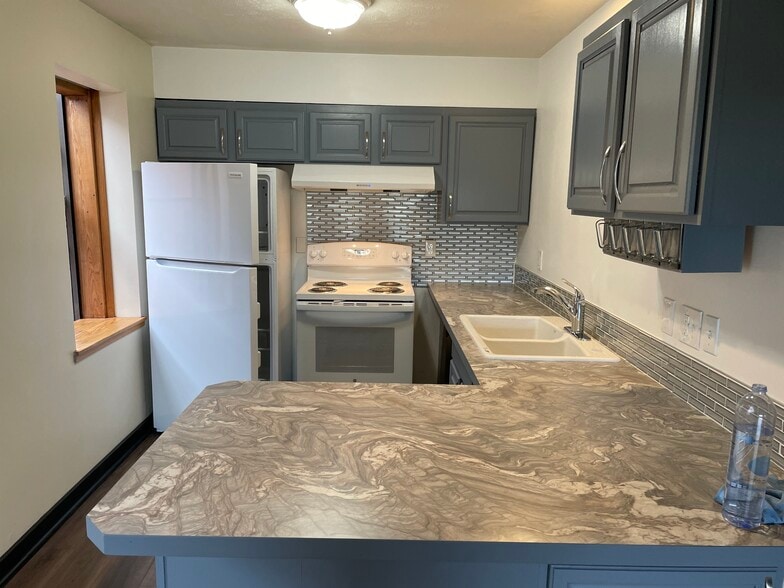 Kitchen - 1916 W Riverside Ave