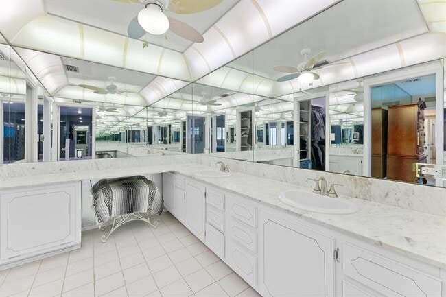 Building Photo - 3015 N Palm Aire Dr