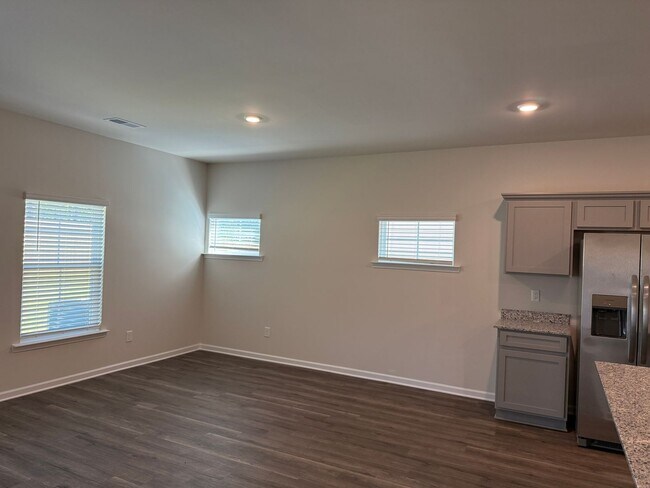 Building Photo - Lexington Townhouse - Call Lexington office for information 803-359-0793