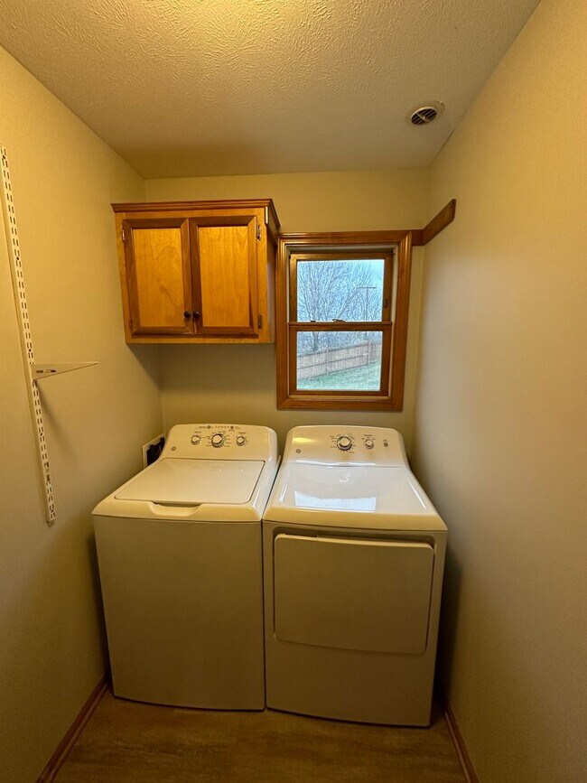 Building Photo - 904 Vos St