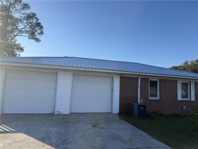 Building Photo - 2222 Parkwood Dr